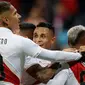 Pemain Peru merayakan gol Yoshimar Yotun ke gawang Chile pada semifinal Copa America 2019 di Arena do Gremio, Porto Alegre, Kamis (4/7/2019) pagi WIB. (AFP/Juan Mabromata)