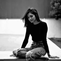 Begitu juga dengan Mikha Tambayong yang mengubah rambut panjangnya menjadi pendek. Memotong rambutnya yang lurus dan hitam ini membuat tubuh Mikha yang tinggi dan ramping semakin terlihat proposional. (Instagram/miktambayong)