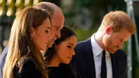 (kiri ke kanan) Kate Middleton dan Pangeran William bersama Meghan Markle dan Pangeran Harry melihat bunga untuk mendiang Ratu Elizabeth II di luar Kastil Windsor, Windsor, Inggris, 10 September 2022. Kedua pasangan berpakaian serba hitam sebagai tanda berkabung. (AP Photo/Alberto Pezzali)