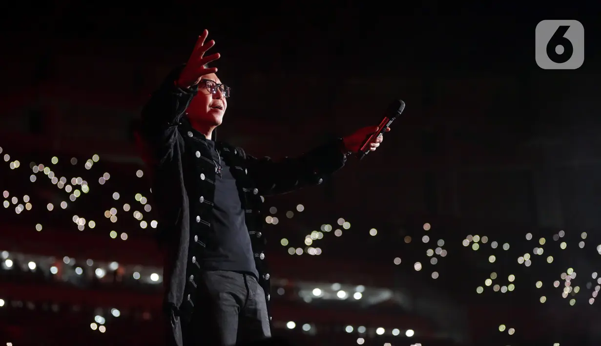 Ari Lasso tampil bersama grup band Dewa 19 pada konser bertajuk Pesta Rakyat 30 Years of Careers Dewa 19 di Jakarta International Stadium, Jakarta, Sabtu (4/2/2023). Ari Lasso tampil dengan membawakan sejumlah lagu seperti “Cinta Kan Membawamu Kembali” hingga tembang terbarunya bersama Dewa 19 “Tangis Terakhir”. (Fimela.com/Bambang E. Purnama)