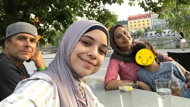 6 Potret Ayu Azhari dan Isabelle Tramp, Bak Pinang Dibelah Dua