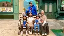 <p>Mengisi liburan sekolah anak yang bertepatan cuti bersama, Desta dan Natasha memboyong tiga buah hatinya berlibur ke Singapura. [Foto: IG/natasharizkynew/desta80s].</p>