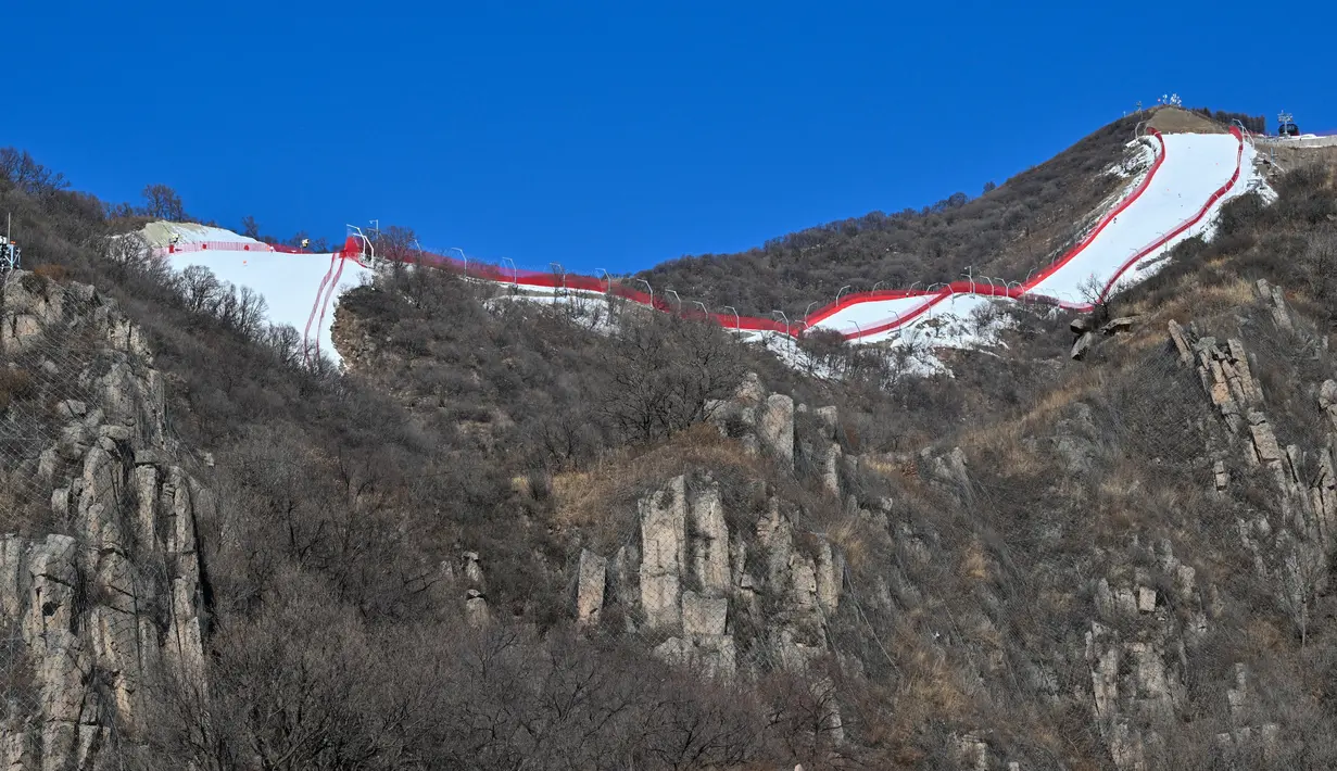 Pemandangan sebagian dari jalur menuruni bukit di Pusat Ski Alpine Nasional Yanqing menjelang Olimpiade Musim Dingin Beijing 2022 di distrik Yanqing, 2 Februari 2022. Ini merupakan venue ski alpine berstandar Olimpiade pertama di China dan salah satu tempat tersulit di dunia. (Dimitar DILKOFF/AFP)