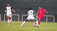 Bek Timnas Indonesia U-23, Komang Teguh, berusaha melewati pemain Arab Saudi dalam laga uji coba jelang Piala Asia U-23 2024 di Stadioon The Seven, Dubai, Emirat Arab, Sabtu (6/4/2024) dini hari WIB. (Bola.com/Dok. PSSI)