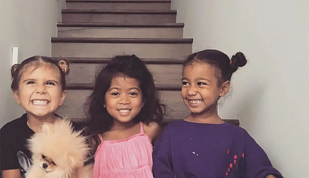 Ini saat penelope main bareng North West dan sahabat mereka, Ryan! Anak-anak tersenyum bahagia! (instagram/kimkardashian)