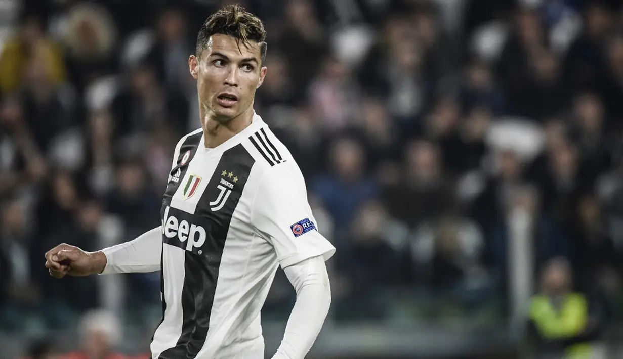 1. Cristiano Ronaldo - Selain memiliki hotel mewah, CR7 juga memiliki bisnis clothing bernama CR7. Bisnis ini dibuat bekerja sama dengan JBS, perusahaan asal Denmark dan Richard Chai, Desainer kelas dunia. (AFP/Filippo Monteforte)