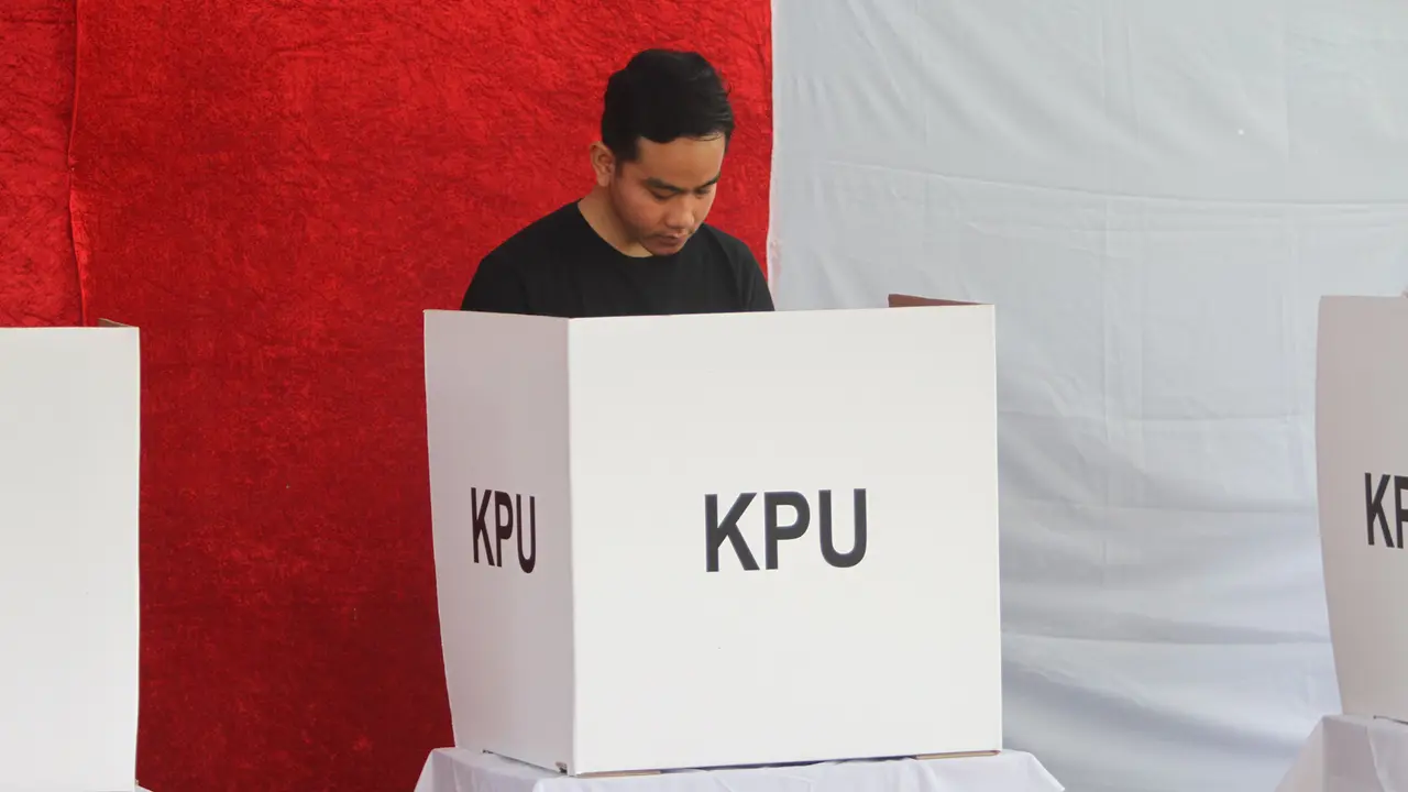 Putra Joko Widodo atau Jokowi Gibran Rakabuming Raka menggunaka hak pilihnya di Pemilu 2019.
