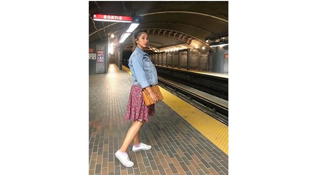 Saat di Kanada, Cut Memey juga memanfaatkan transportasi umum yang ada di sana.