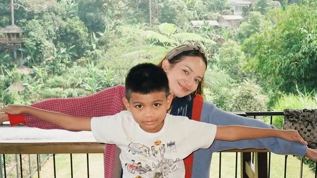 Disebut Mirip Adik Ipar, Ini Momen Enzy dan Keluarga Molen di Bandung