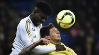 5. Samuel Umtiti (kiri), bek Lyon yang masih berusia 22 tahun ini menjadi incaran dari Tottenham. Namun menurut Mirror, untuk mendapatkannya Spurs harus bersaing dengan raksasa Prancis, PSG. (AFP/Jeff Pachoud)