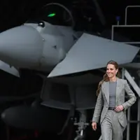 Intip gaya busana Kate Middleton saat menuruni anak tangga pesawat dengan heels 10cm (@princesandprincessofwales)