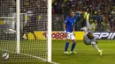 Kiper Brasil, Jefferson gagal menghalau tendangan bek Kolombia, Jeison Murillo saat pertandingan Copa Amerika 2015 di Estadio Monumental, Santiago, Chile, Kamis (18/6/2015). Kolombia menang 1-0 atas Brasil. (REUTERS/Ricardo Moraes)