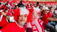 Achmad M Asri bersama istri saat menyaksikan pertandingan Timnas Indonesia. (Dokumentasi Pribadi)