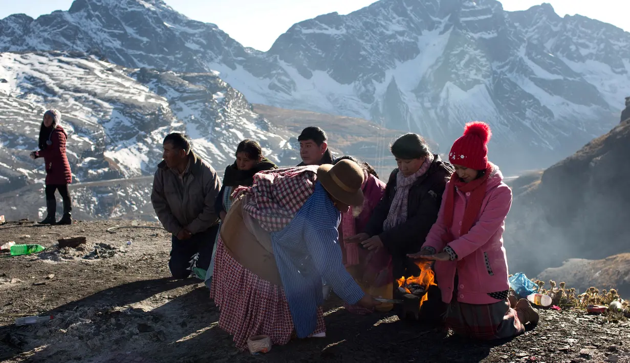 Seorang pemandu spiritual memimpin ritual Pachamama atau Ibu Bumi di gunung La Cumbre, pinggiran La Paz, Bolivia, Rabu (1/8). Bulan Agustus, orang-orang berkumpul melakukan persembahan menghormati dewi bumi dan meminta keberuntungan. (AP/Juan Karita)