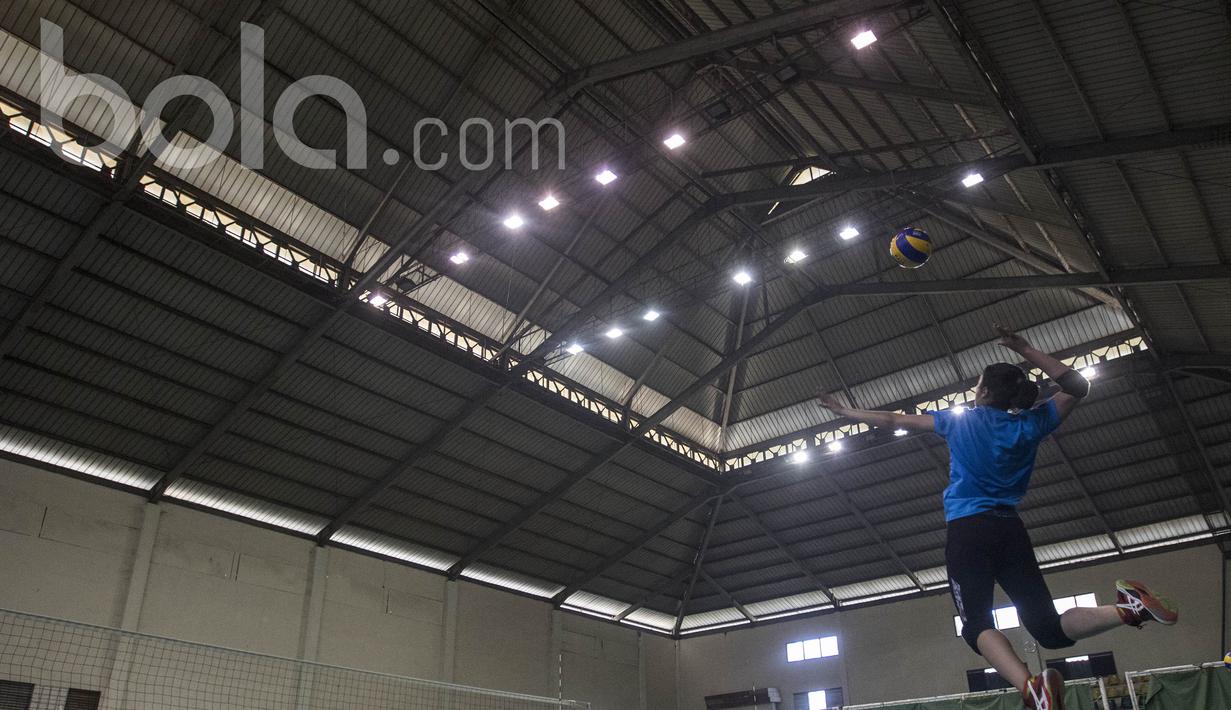 Pevoli Indonesia, Novriali Yami, bersiap memukul bola saat mengikuti pemusatan latihan nasional jelang SEA Games di Padepokan Voli Sentul, Bogor, Rabu (17/5/2017). (Bola.com/Vitalis Yogi Trisna)