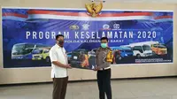 Polri bersama BRI meluncurkan program keselamatan bagi pengemudi terdampak pandemi Covid-19 dengan pemberian bantuan sosial senilai Rp 600 ribu per bulan.