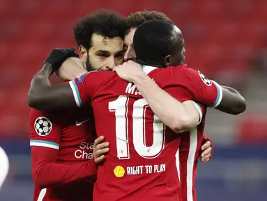 Penyerang Liverpool, Mohamed Salah (kiri) berselebrasi dengan rekan-rekannya usai mencetak gol ke gawang RB Leipzig pada pertandingan leg kedua babak 16 besar Liga Champions di stadion Puskas Arena, Budapest, Hongaria, Kamis (11/3/2021). Liverpool menang atas RB Leipzig 2-0. (AP Photo/Laszlo Balogh)