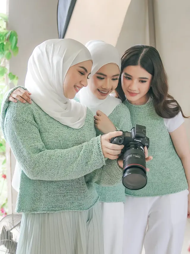 6 Momen Hangat di Balik Pemotretan Keluarga Irish Bella, Kompak dengan Anak