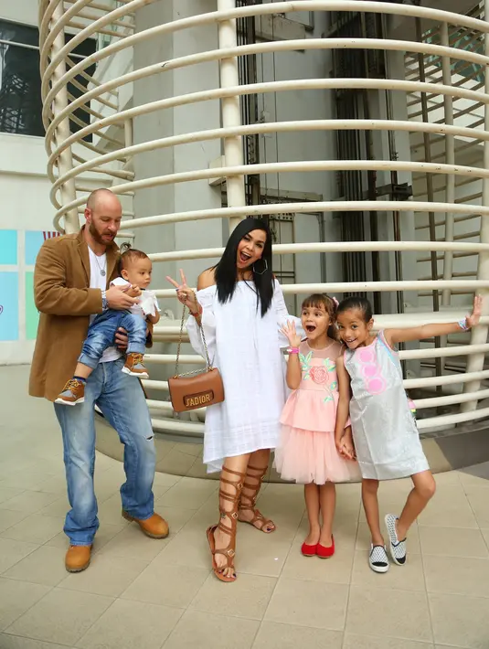 "Ya terima kasih banyak untuk Falcon Pictures mau ajak saya sebagai John Brown. Mungkin mereka pikir saya cocok untuk karakter John Brown. Saya partnya cuma sedikit tapi bersyukur," kata Tyson di kawasan Epicentrum. (Daniel Kampua/Bintang.com)