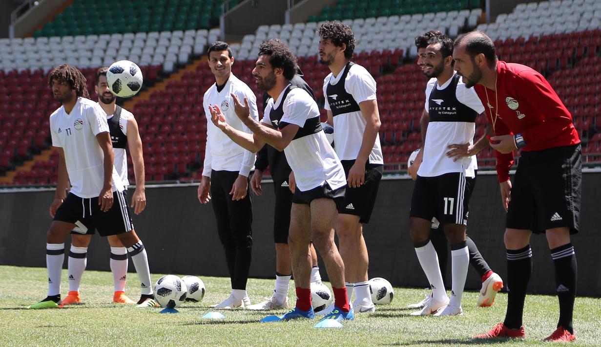 Striker Mesir, Mohamed Salah, melempar bola saat mengikuti sesi latihan jelang laga Piala Dunia di Stadion Akhmat, Rusia, Rabu (13/6/2018). Kondisi cedera bahu yang berangsur pulih membuatnya siap tampil di Piala Dunia 2018. (AFP/Karim Jaafar)