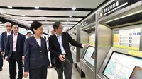 Kepala Eksekutif Hong Kong Carrie Lam mengunjungi stasiun Central MTR yang rusak akibat unjuk rasa. (AFP)