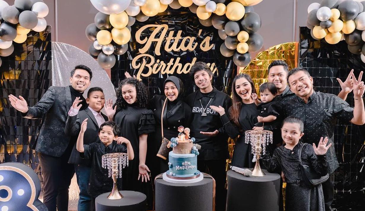 Kebersamaan Atta halilintar bersama keluarga dari pihak istrinya, Aurel Hermansyah. (Foto: Instagram/ aurelie.hermansyah)