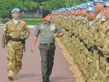 Panglima TNI Jenderal TNI Dr. Moeldoko beserta para pejabat teras Mabes TNI memberangkatkan 800 prajurit TNI yang tergabung dalam satuan tugas Batalyon Komposit (Satgas Yon Komposit) ke Darfur, Jakarta, Rabu (18/2/2015). (Liputan6.com/Herman Zakharia)