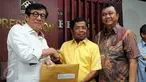 Menkumham, Yasonna H Laoly (kiri) menyerahkan SK Pengesahan Komposisi dan Personalia Pengurus DPP Partai Golkar 2014-2019 di Jakarta, Selasa (26/4/2016). SK diterima langsung Sekjen Partai Golkar Munas Bali, Idrus Marham. (Liputan6.com/Helmi Fithriansyah)