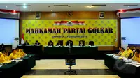 Partai Golkar menggelar Sidang Mahkamah Partai di Kantor DPP Partai Golkar, Jakarta, Rabu (25/02/2015).  Mahkamah digelar untuk mendamaikan dua kubu yang berbeda di tubuh Partai Golkar. (Liputan6.com/Andrian M Tunay)