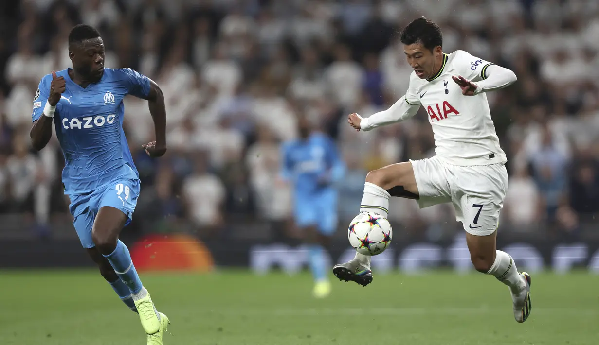 Penyerang Tottenham, Son Heung-min mengontrol bola dari kawalan pemain Marseille, Chancel Mbemba pada pertandingan Grup D Liga Champions di stadion Tottenham Hotspur, di London, Inggris, Kamis (8/9/2022). Tottenham menang atas Marseille 2-0. (AP Photo/Ian Walton)