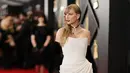 Taylor Swift memang tak pernah gagal tampil memesona. Di Grammy Awards 2024, Taylor Swift tampil mengenakan strapless dress berwarna putih dengan detail high-slit, long gloves hitam dari bahan beludru. Penampilannya ini merupakan rancangan dari Schiaparelli. [Foto: Instagram/britishgq]