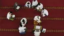 Para siswa mengenakan masker untuk membantu mengekang penyebaran COVID-19 saat membaca kitab suci Alquran di Masjid Attaqwa, Bekasi, Jawa Barat, Selasa (4/5/2021). Selama Ramadhan, umat muslim menahan diri dari makan, minum, merokok dan seks dari subuh hingga maghrib. (AP Photo/Achmad Ibrahim)