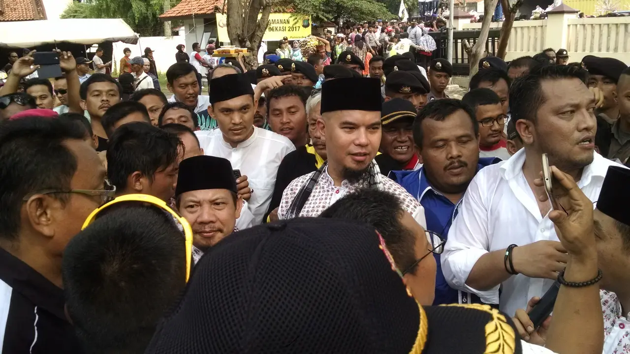  Ahmad Dhani resmi mendaftarkan diri ke Komisi Pemilihan Umum (KPU) Kabupaten Bekasi 
