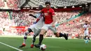 Pemain Crystal Palace Cheikhou Kouyate (kiri) dan pemain Manchester United (MU) Harry Maguire berebut bola saat bertanding dalam Liga Inggris di Old Trafford, Manchester, Inggris, Sabtu (24/8/2019). MU kalah dari Crystal Palace dengan skor 1-2. (AP Photo/Alastair Grant)