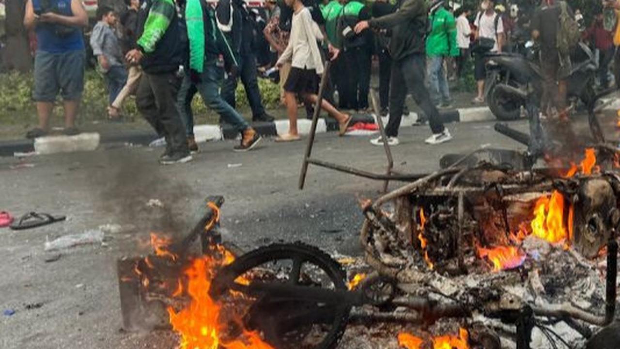 Demo Depan Mako Brimob Kwitang Jakpus Kembali Memanas, Massa Bakar Mobil hingga Asap Membubung Tinggi