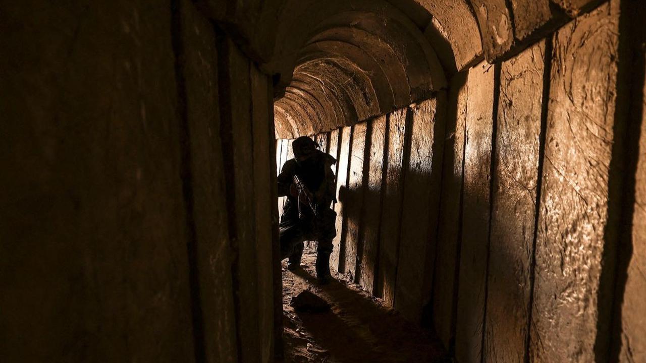 Hamas, kelompok pejuang Palestina, memiliki terowongan di bawah tanah Jalur Gaza. Terowongan yang sulit dilacak Israel ini berada di kedalaman hingga 80 meter. Sementara, panjangnya mencapai ratusan kilometer.
