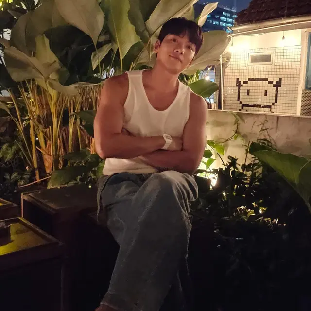 6 Gaya Ji Chang Wook Terkena Angin Jakarta, Melokal Main ke Blok M Pakai Kutang