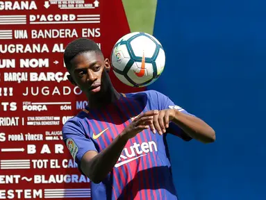 Penyerang baru Barcelona, Ousmane Dembele mengontrol bola saat perkenalan dirinya di Stadion Camp Nou, Barcelona, Spanyol, (28/8). Dembele dibeli Barcelona dari Borussia Dortmund. (AP Photo / Manu Fernandez)