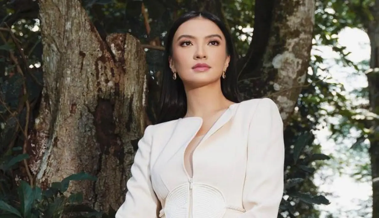 Blazer dan celana jeans menjadi pilihan sempurna untuk hadirkan gaya smart casual yang stylish. @ralineshah.