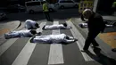 Upacara oleh umat Budha di tengah kota Seoul, sebagai aksi meminta pemerintah setempat untuk mengangkat kapal feri Sewol yang tenggelam sebelum peringatan setahun tragedi tersebut, Seoul, Korsel, Kamis (26/3/2015). (Reuters/Kim Hong-Ji)