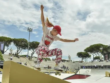 Kotone Nishimura, dari Jepang, berlaga di Kejuaraan Dunia Skateboard Jalanan, ajang kualifikasi untuk Olimpiade Tokyo, di Roma, Italia (2/6/2021). Roma telah dipilih untuk menjadi tuan rumah Kejuaraan Dunia Skateboard Jalanan, yang akan menjadi ajang kualifikasi untuk Olimpiade Tokyo 2020. (Fabrizio