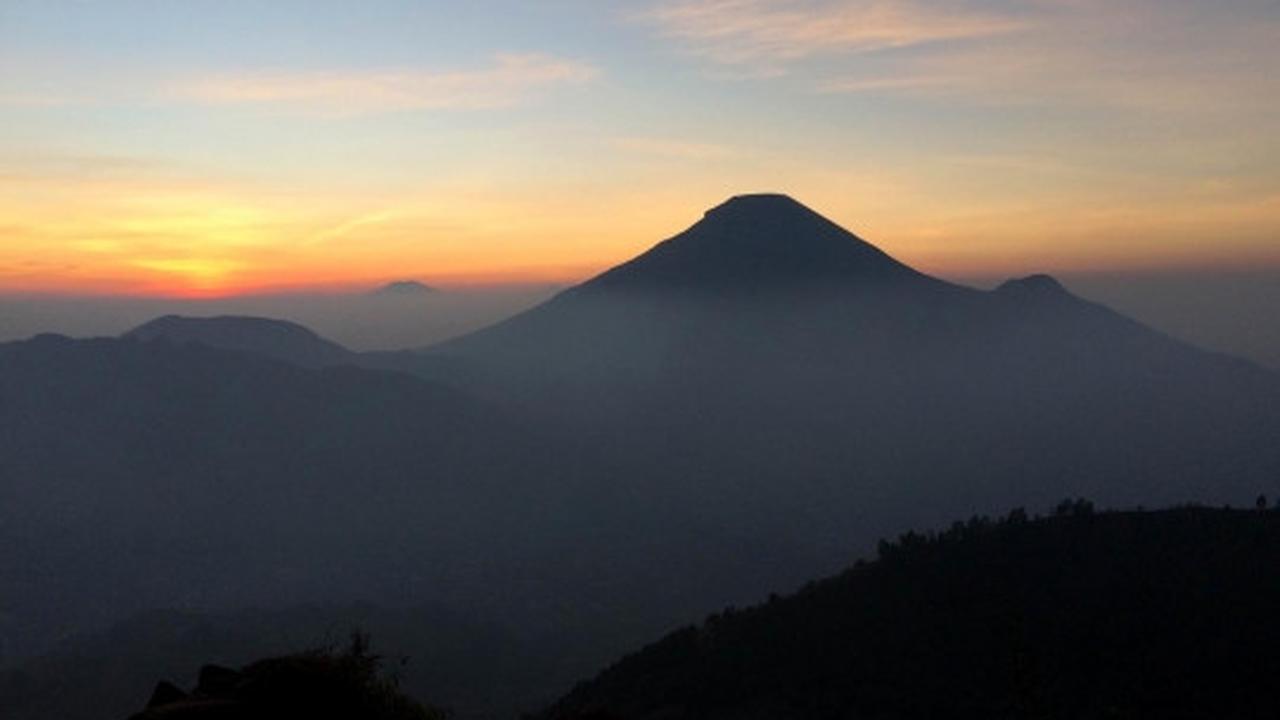 Menikmati keindahan sunrise dari Bukit Sikunir