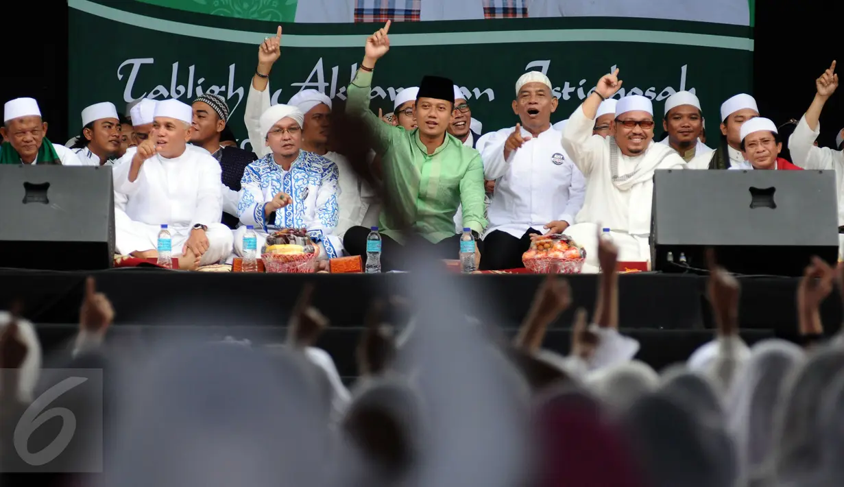 Cagub DKI Jakarta, Agus Harimurti Yudhoyono (AHY) duduk bersama jelang menyampaikan sambutan saat Doa Bersama Untuk Satukan Umat Jakarta di Lapangan Blok S, Jakarta, Kamis (9/2). (Liputan6.com/Helmi Fithriansyah)