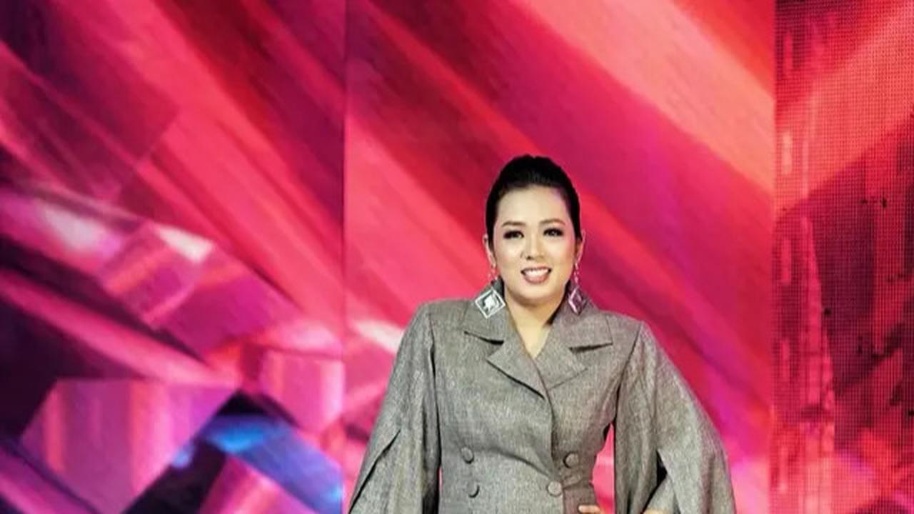 8 Inspirasi Blazer ala Soimah, Tampil Powerful dan Artistik
