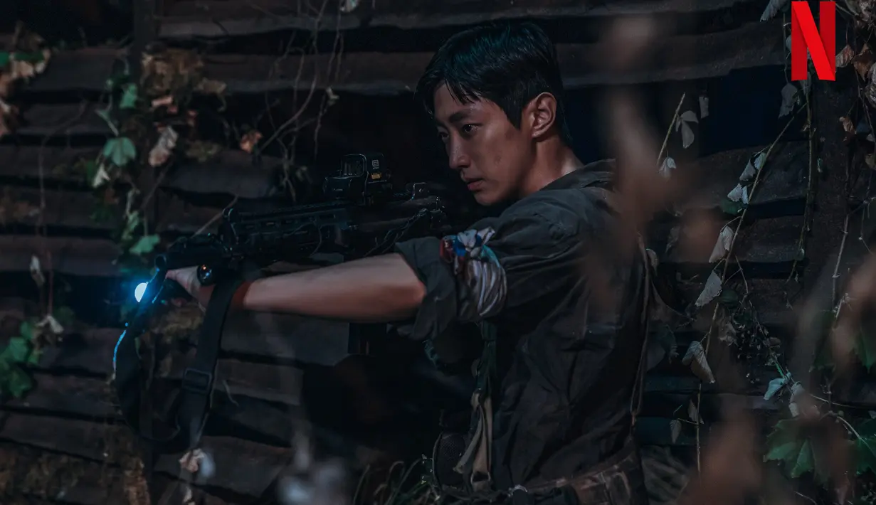 Prajurit Park Chan Young (Jung Jinyoung), seorang pria adil yang ditugaskan untuk mengangkut para penyintas.  (Foto: Netflix)