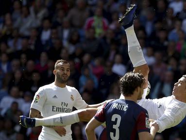 Pemain Real Madrid, Cristiano Ronaldo mencetak satu gol saat timnya menang atas Eibar pada lanjutan La Liga Spanyol di Stadion Santiago Bernabeu (9/4/2016). (REUTERS/Andrea Comas)