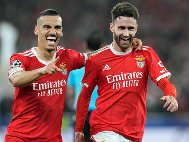Pemain Benfica Rafa Silva (kanan) merayakan setelah mencetak gol ke gawang Club Brugge pada pertandingan leg kedua babak 16 besar Liga Champions di Stadion Luz, Lisbon, Portugal, 7 Maret 2023. Benfica menjadi tim pertama yang lolos ke perempat final Liga Champions setelah menghajar Club Brugge dengan agregat 7-1. (AP Photo/Armando Franca)