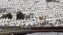 Sebuah ambulans melintas di dekat pemukiman sementara umat muslim saat melaksanakan ibadah haji di Mina, Arab Saudi, Kamis (24/9/2015). Sekitar 310 jemaah wafat akibat berdesak-desakan saat prosesi lempar jumrah di Mina. (REUTERS/Ahmad Masood)