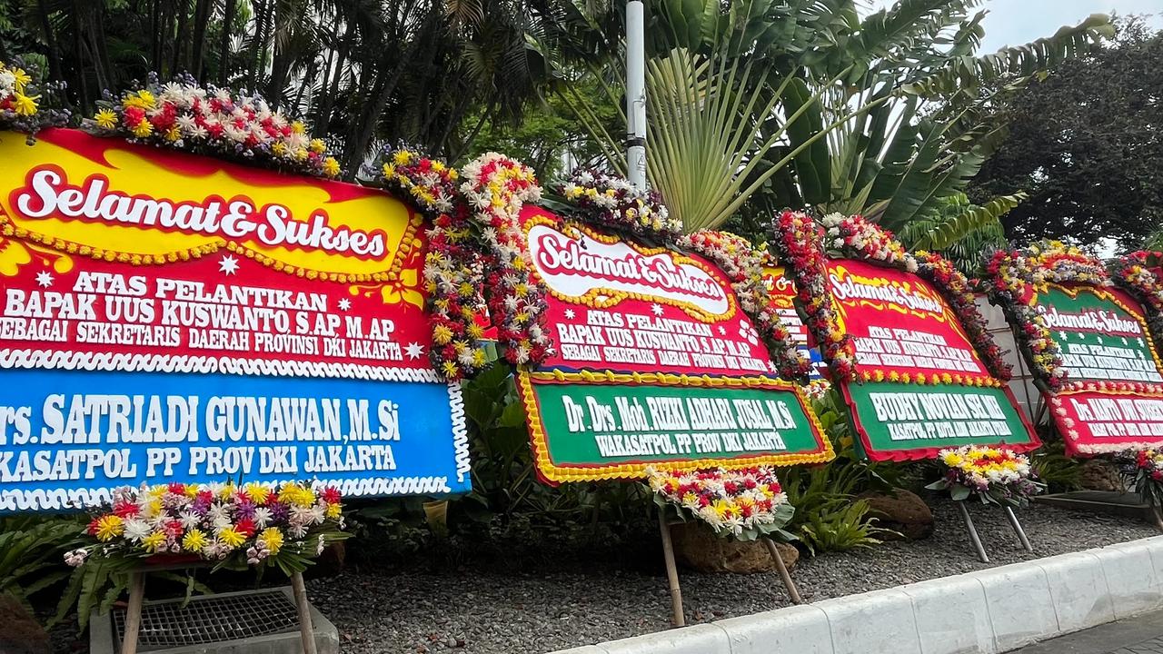 Jejeran Karangan Bunga Penuhi Balai Kota Jelang Pelantikan Sekda DKI Anyar