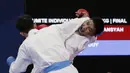 Karateka Indonesia, Rifki Ardiansyah, saat melawan karateka Vietnam, Nguyen Tahnh Duy, pada final kumite -60 kg putra SEA Games 2019 di World Trade Center, Manila, Minggu (8/12). Rifky meraih perak setelah kalah 1-2. (Bola.com/M Iqbal Ichsan)